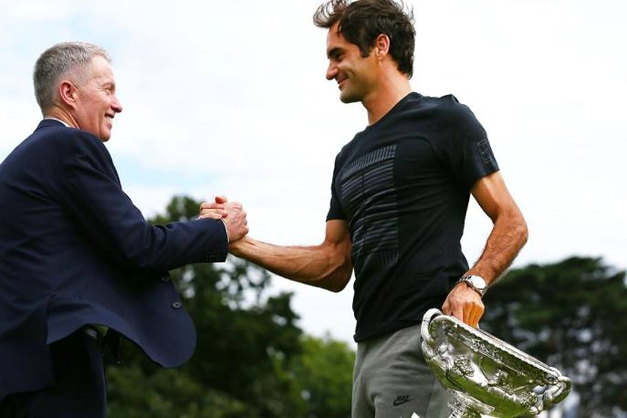 Roger Federer stringe la mano al direttore degli Australian Open, Craig Tiley. Getty images